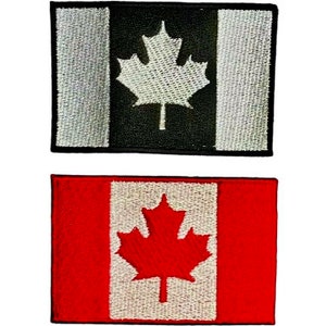 Peut inclure: Deux écussons brodés du drapeau canadien. Le haut écusson a un fond noir avec une feuille d'érable blanche. Le bas écusson a un fond rouge avec une feuille d'érable blanche.