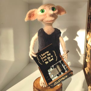 Handmade Felt Dobby Figure with Music Box – 24cm Fantasy House Elf Collectible on Wooden Stand – Wizard Gift & Home Décor