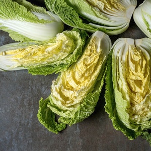 Peut inclure: Gros plan sur plusieurs choux napa, montrant les feuilles ext&eacute;rieures vert clair et les feuilles int&eacute;rieures jaune p&acirc;le.