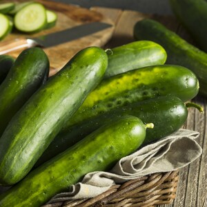 Peut inclure: Un panier rempli de concombres verts frais. Les concombres sont dispos&eacute;s en pile, certains se chevauchant.