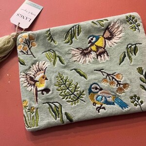Pochette oiseaux et fleurs brodés