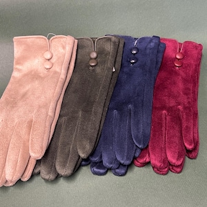 Puede incluir: Cuatro pares de guantes en varios colores: rosa, verde oliva, azul marino y burdeos. Cada guante tiene un detalle de botón en la muñeca. Los guantes están hechos de un material suave similar al ante, para el invierno.
