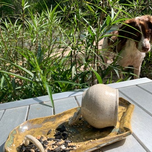 Table top bird feeder