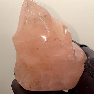 Flamme de quartz rose avec inclusions de guérisseur doré