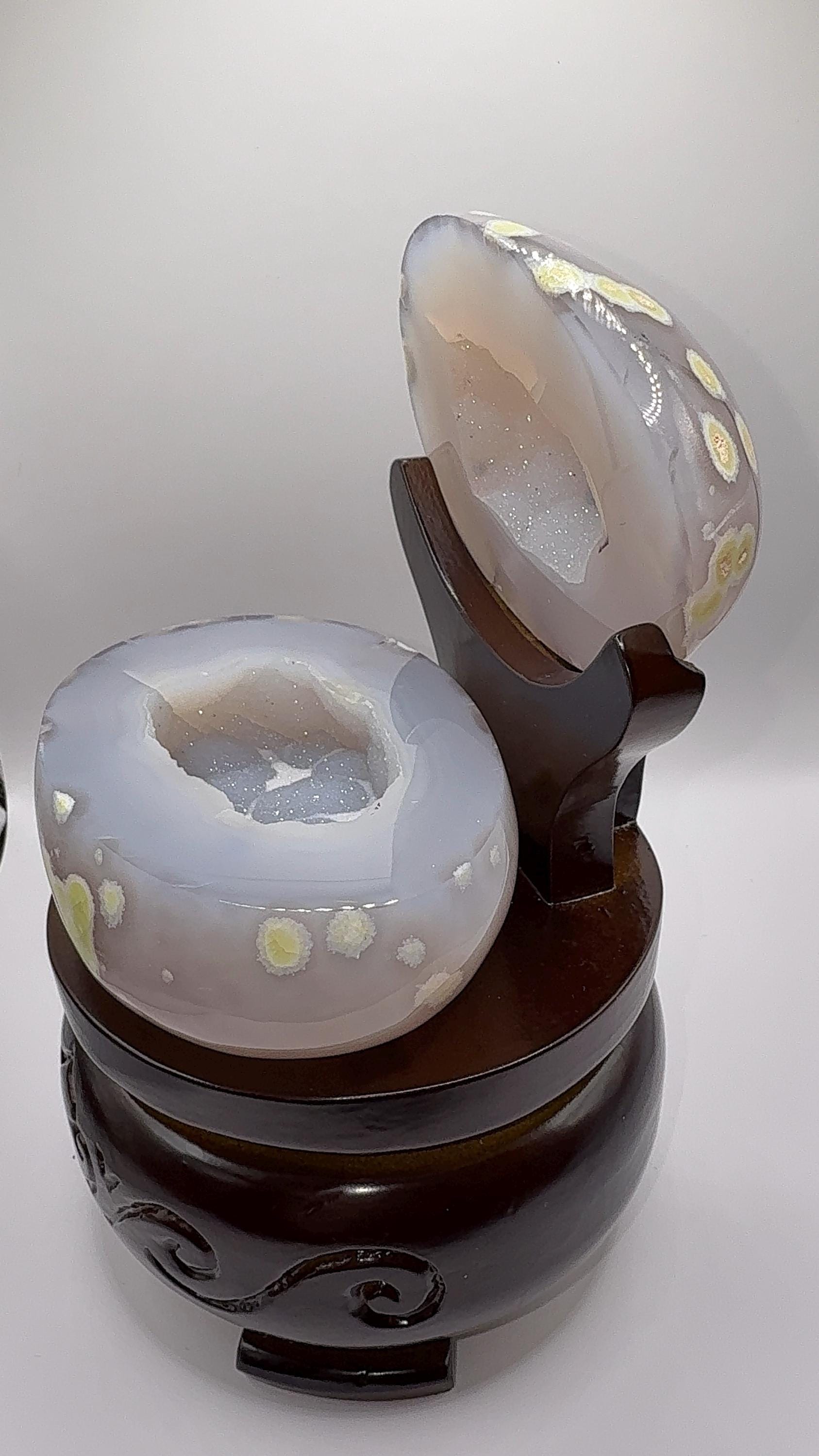 研磨されたシュガードゥルージー瑪瑙ジオード（木製スタンド付き