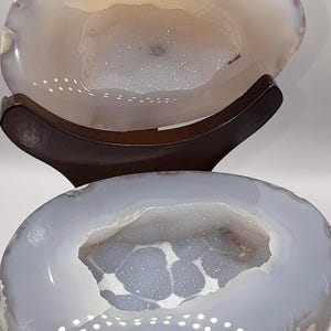 Geode di agata druzy di zucchero lucidata con supporto in legno