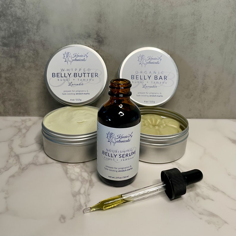 Puede incluir: Tres productos para el cuidado de la piel durante el embarazo y el posparto: una manteca corporal batida, una barra para el vientre y un suero nutritivo para el vientre. Todos los productos est&aacute;n etiquetados con la marca "Konzie's Botanicals" y contienen aceite de kukui y tamanu, as&iacute; como lavanda.