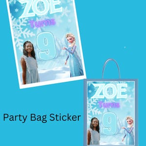 Puede incluir: Una pegatina para bolsa de fiesta azul y blanca con una imagen de una ni&ntilde;a y un personaje de dibujos animados. La pegatina dice "ZOE Turns 9".