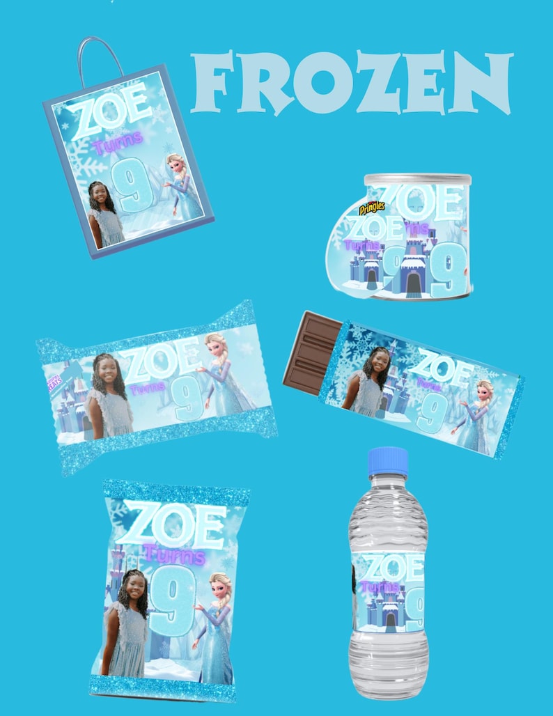 Puede incluir: Bolsas de regalo para fiestas con tem&aacute;tica de Frozen con un dise&ntilde;o azul y blanco que presenta el nombre de una ni&ntilde;a, "ZOE", y el n&uacute;mero "9". Las bolsas incluyen una variedad de bocadillos, como barras de chocolate, papas fritas y botellas de agua.