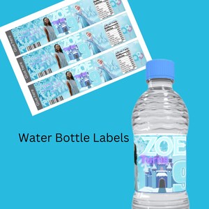 Puede incluir: Tres etiquetas imprimibles para botellas de agua con una ni&ntilde;a con un vestido azul y un castillo con tem&aacute;tica de Frozen. Las etiquetas dicen "Zoe cumple 9 a&ntilde;os".