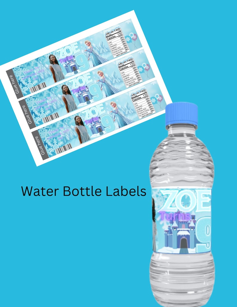 Puede incluir: Tres etiquetas imprimibles para botellas de agua con una ni&ntilde;a con un vestido azul y un castillo con tem&aacute;tica de Frozen. Las etiquetas dicen "Zoe cumple 9 a&ntilde;os".
