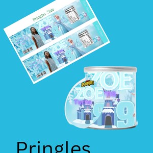 Puede incluir: Una lata de Pringles azul y morada con un tema de Frozen. La lata tiene una imagen de un castillo, una ni&ntilde;a con cabello rubio y el texto "ZOE Turns 9".