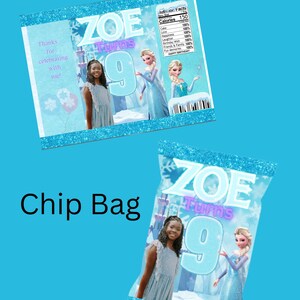 Puede incluir: Una bolsa de patatas fritas azul y blanca con una imagen de una ni&ntilde;a y dos princesas de la pel&iacute;cula Frozen. La bolsa dice "Zoe Turns 9" y tiene una etiqueta de informaci&oacute;n nutricional.