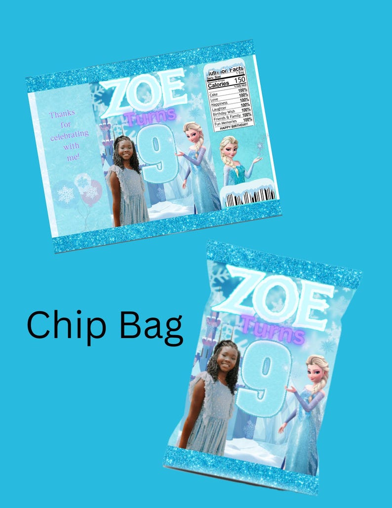Puede incluir: Una bolsa de patatas fritas azul y blanca con una imagen de una ni&ntilde;a y dos princesas de la pel&iacute;cula Frozen. La bolsa dice "Zoe Turns 9" y tiene una etiqueta de informaci&oacute;n nutricional.