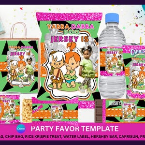 Puede incluir: Un conjunto de plantillas para favores de fiesta con los personajes de los Picapiedra. Las plantillas incluyen una bolsa de regalo, una bolsa de patatas fritas, una bolsa de golosinas de arroz Krispies, una etiqueta para botella de agua, un envoltorio de barra de Hershey, un envoltorio de Capri Sun y una etiqueta para una lata de Pringles. Las plantillas están decoradas con un esquema de color rosa y verde y presentan el texto "Yabba Dabba Doo Jersey Is".