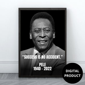 Könnte beinhalten: Schwarzweißes Porträt des Fußballspielers Pelé mit dem Zitat "Erfolg ist kein Zufall." und dem Text "Pelé 1940 - 2022".