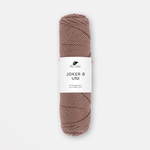 Peut inclure: Une pelote de fil marron avec une étiquette blanche indiquant "JOKER 8 UNI". Le fil est bien enroulé et présente un aspect texturé. L'étiquette affiche également "PRO LANA" et "Topflappengarn pot holder yarn".