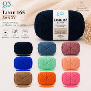 Op de afbeelding: Een display van negen strengen ONline Linie 165 Sandy garen in diverse kleuren, waaronder marineblauw, blauw, blauwgroen, roze, groen en oranje. Het etiket geeft 100% katoen, 50 gram en ongeveer 120 meter garen aan.