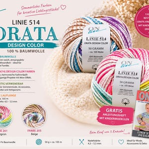 Peut inclure: Deux pelotes de laine multicolores, avec l'inscription "LINIE 514 ORATA DESIGN COLOR" et "100% BAUMWOLLE". La laine est composée de rose, violet, bleu et blanc. Un magazine avec un pull pour enfant est également visible.