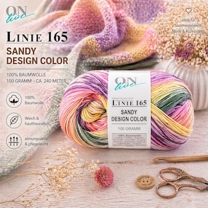 Könnte beinhalten: Ein Knäuel mehrfarbiger Wolle mit dem Text "LINIE 165 SANDY DESIGN COLOR" auf dem Etikett. Das Garn ist eine Mischung aus Rosa, Lila, Gelb und Grün. Das Bild enthält auch eine Schere, einen Häkelhaken und einen Holzknopf.