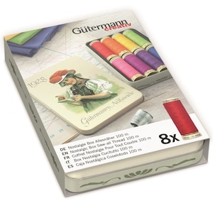 Puede incluir: Un juego de ocho carretes de hilo Gütermann de 100 metros en una caja de lata de estilo vintage. La caja presenta una ilustración colorida de una mujer cosiendo y el texto "Gütermanns Nahseide". Los colores del hilo incluyen rojo, naranja, amarillo, verde, azul, morado, rosa y blanco.
