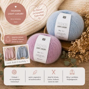 Könnte beinhalten: Zwei Knäuel Fashion Light Luxury Garn in Hellblau und Flieder. Jedes Knäuel ist mit Markennamen, Gewicht (50g) und Lauflänge (130m) versehen. Das Bild zeigt auch einen Pullover und eine Strickjacke, was auf Strickprojekte hindeutet.