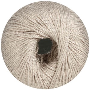 Könnte beinhalten: Eine beige Garnrolle.