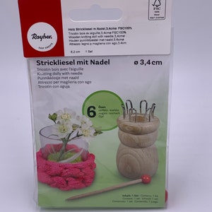 Könnte beinhalten: Eine Strickliesel aus Holz mit einer Nadel, 6 Ösen und einer rosa gestrickten Probe. Die Strickliesel hat einen Durchmesser von 3,4 cm und ist aus FSC-zertifiziertem Holz gefertigt. Das Paket enthält 1 Set Strickliesel und Nadel.