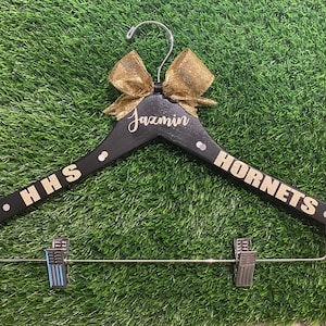 Personalisierter Cheer Hanger | Aufhänger | Cheer Hanger | Benutzerdefinierte Cheer Uniform Kleiderbügel | Personalisierte Cheer Uniform Kleiderbügel | All Star Cheer Hanger