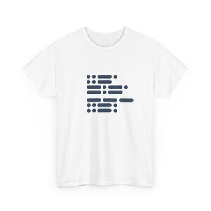 Könnte beinhalten: Ein weißes kurzärmeliges T-Shirt mit einem mittigen Grafikdesign aus dunkelblauen horizontalen Balken und Punkten, die in einem an Morsecode erinnernden Muster angeordnet sind, mit Rundhalsausschnitt und geradem Saum.
