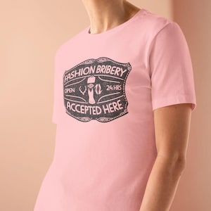 Camiseta holgada premium para mujer, bolso, zapatos, joyas, perfumes y dinero.