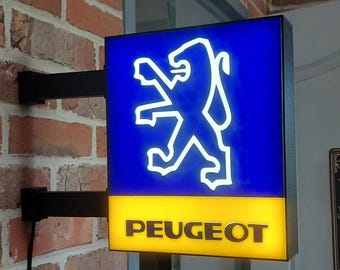 3D-printad dubbelsidig lampa med Peugeot-logotyp från 1970-talet