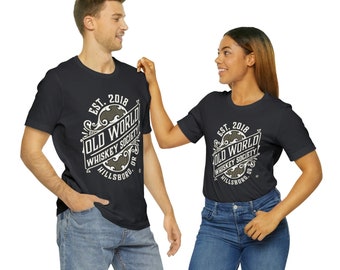 Old World Whisky Society Logo Unisex Jersey T-shirt met korte mouwen met het zwarte logo, ideaal Whisky cadeau-shirt voor heren