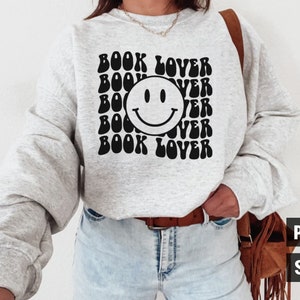 Svg amateur de livres, bonne journée pour lire svg, svg rat de bibliothèque, lire plus de livres svg, svg chemise enseignant, bibliothécaire svg, svg pile de livres