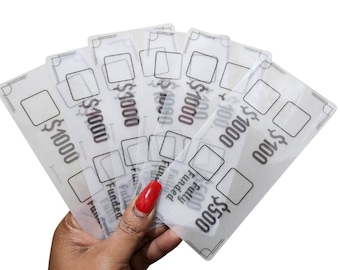 Puede incluir: Una mano sosteniendo un abanico de tarjetas transparentes con diferentes cantidades de dólares impresas en ellas. Las tarjetas dicen "$100", "$500", "$1000", "$4000" y "Financiado".
