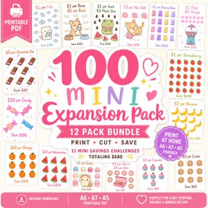 Può includere: Un PDF stampabile con un design rosa e bianco, con un "100 Mini Expansion Pack" per le sfide di risparmio. Include illustrazioni di vari oggetti come pesci, caramelle e frutta, con testo che indica gli importi dei risparmi.