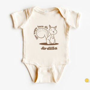 Que Tengas Buen Día Ardilla Funny Spanish Baby Onesie
