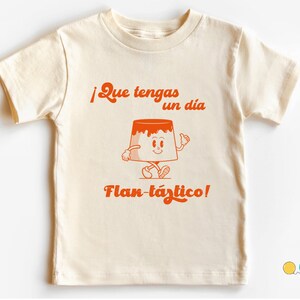 Que Tengas Un Día Flan-Tástico Lustiges Spanisch Sprache Kleinkind T-Shirt