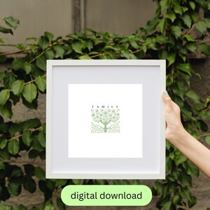 Könnte beinhalten: Ein weißer Rahmen mit einem weißen Passepartout, der einen Druck eines stilisierten grünen Baumes mit dem Wort "FAMILY" darüber zeigt. Der Druck ist auf weißem Hintergrund. Der Rahmen wird von einer Hand gehalten. Der Text "digitaler Download" befindet sich am unteren Rand des Bildes.