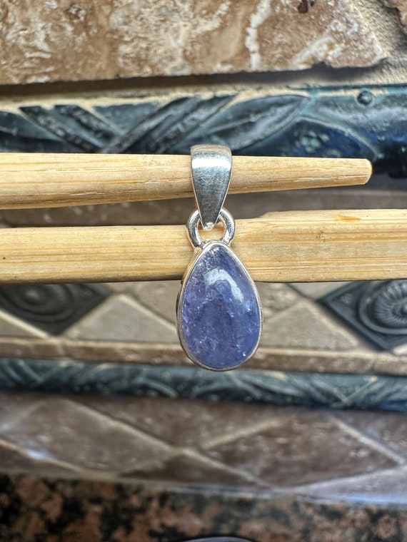 Ciondolo in argento con pietra preziosa tanzanite: collana a Ciondolo in argento con pietra preziosa tanzanite: collana a