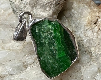 Natural Chrome Diopside 925 Sterling Silver Pendant 30mm