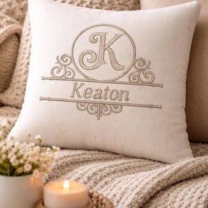 Diseño de bordado con marco de monograma dividido, elegante nombre en círculo con forma de pergamino (aro de 4x4)