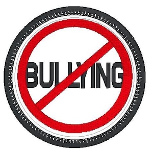 Puede incluir: Un círculo rojo con una línea diagonal que lo atraviesa, simbolizando una señal de stop. La palabra "BULLYING" está escrita en letras negras dentro del círculo.