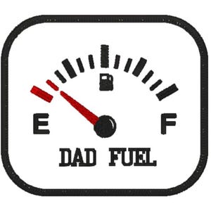 Puede incluir: Parche blanco con borde negro que presenta un diseño de indicador de combustible. La aguja del indicador apunta a vacío, con el texto "DAD FUEL" debajo. El indicador tiene marcas negras y una aguja roja.