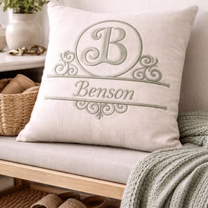 Diseño de bordado con marco de monograma dividido, nombre elegante en pergamino (aro de 4x4)