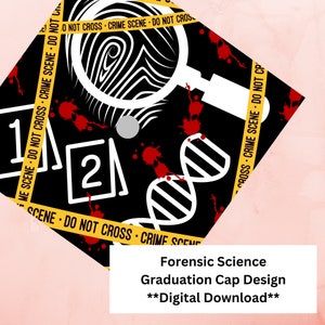 Può includere: Un design per un cappello di laurea con nastro della scena del crimine nero e giallo. Il design include un'impronta digitale, una lente d'ingrandimento, una catena di DNA e i numeri "1" e "2" in quadrati bianchi. Il testo "Forensic Science Graduation Cap Design**Digital Download**" è nella parte inferiore dell'immagine.
