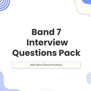 Op de afbeelding: Een witte en blauwe afbeelding met de tekst "Band 7 Interview Questions Pack" en de tekst "NHS Non-Clinical Positions" in een wit rechthoek. De afbeelding heeft een golvend ontwerp in blauw en wit.