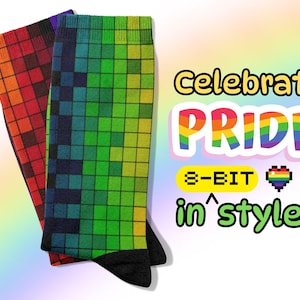 Può includere: Due paia di calzini con un design arcobaleno pixelato. Un paio è rosso-arancio, l'altro verde-blu. Il testo "Celebrate PRIDE 8-BIT in style" è visualizzato.