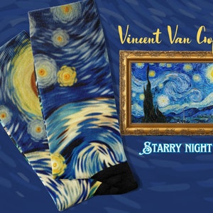 Może przedstawiać: Para skarpet z niebieskim i żółtym nadrukiem obrazu Gwiezdnej nocy Vincenta van Gogha. Skarpety znajdują się na niebieskim tle.