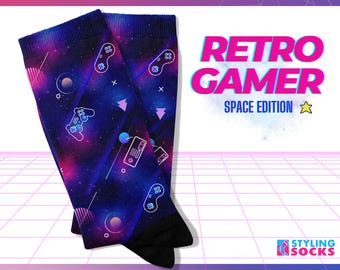 Space Galaxy Socken | Retro Gaming Socken | Controller Socken | Sci-Fi Gamer Socken | Gaming Socken Geschenk | Einzigartige Arcade & 80er Gaming Socken